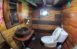 Deluxe Bathroom image, Private Trip by Gammara Deluxe Phinisi, Komodo Boats Charter