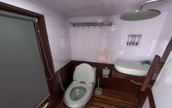 Master Bathroom image, Open Trip 3D2N by Invictus Deluxe Phinisi, Komodo Open Trips