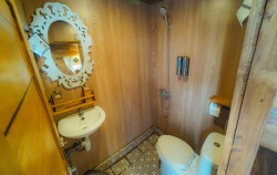 Bathroom image, Private Trip by My Moon Superior Phinisi, Komodo Boats Charter