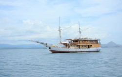 Open Trip Weekdays by My Moon Superior Phinisi, Phinisi Boat