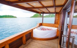 Paris Jacuzzi,Komodo Boats Charter,Private trip by Lamain Luxury Phinisi